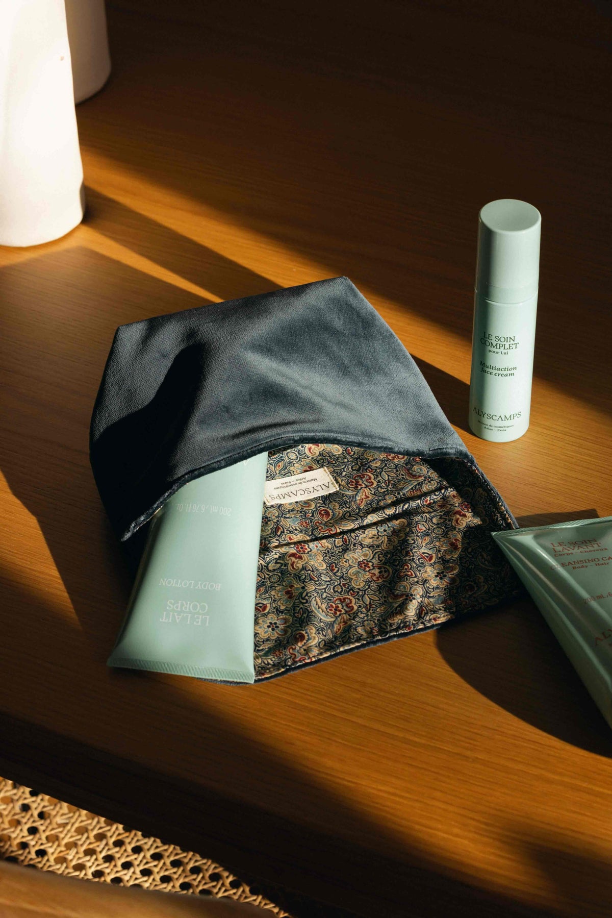La Trousse en velours bleu