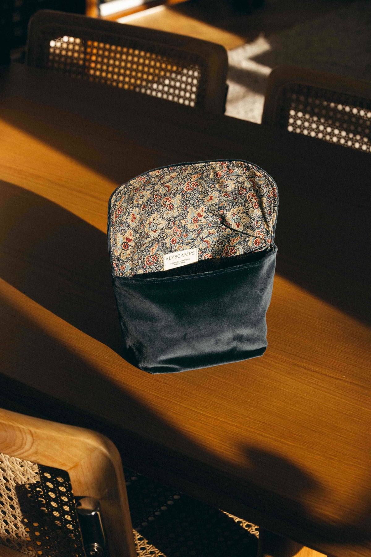 La Trousse en velours bleu