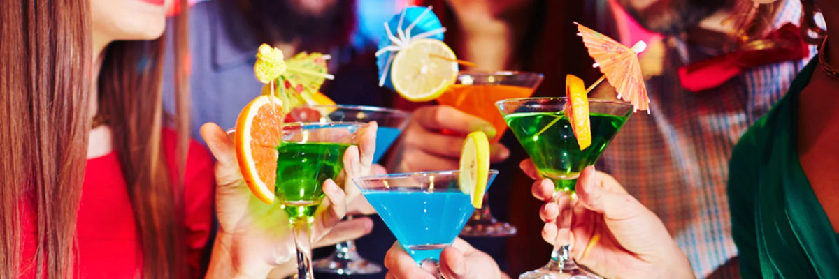 Menschen mit Cocktails in den Händen